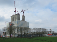 848251 Gezicht op het in aanbouw zijnde gebouw voor het Rijksinstituut voor Volksgezondheid en Milieu (RIVM), aan de ...
